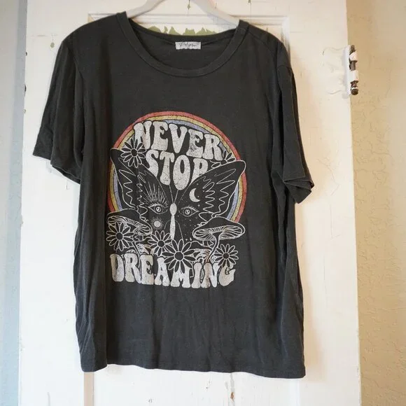 Never Stop Dreaming Graphic Tee Size XL - Picture 2 of 6